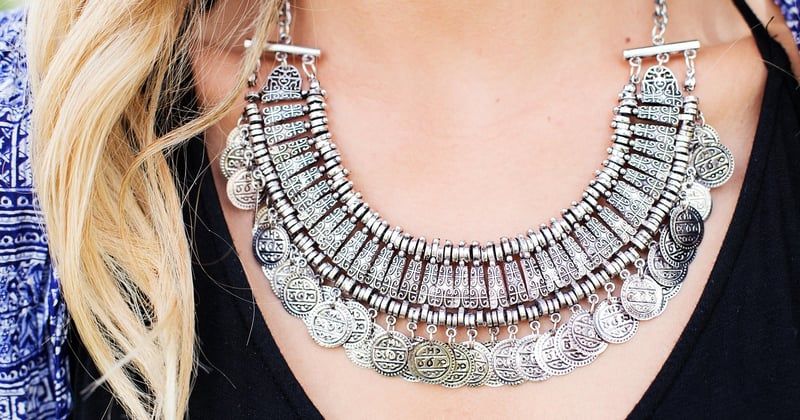 Les bijoux connectés séduisent la mode : la tendance qui brille